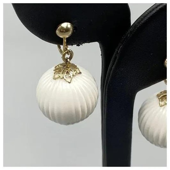 Vintage 1974 Sarah Coventry White Plastic Clip Earrings Ribbed Ball Beads Dangle - Picture 2 of 6